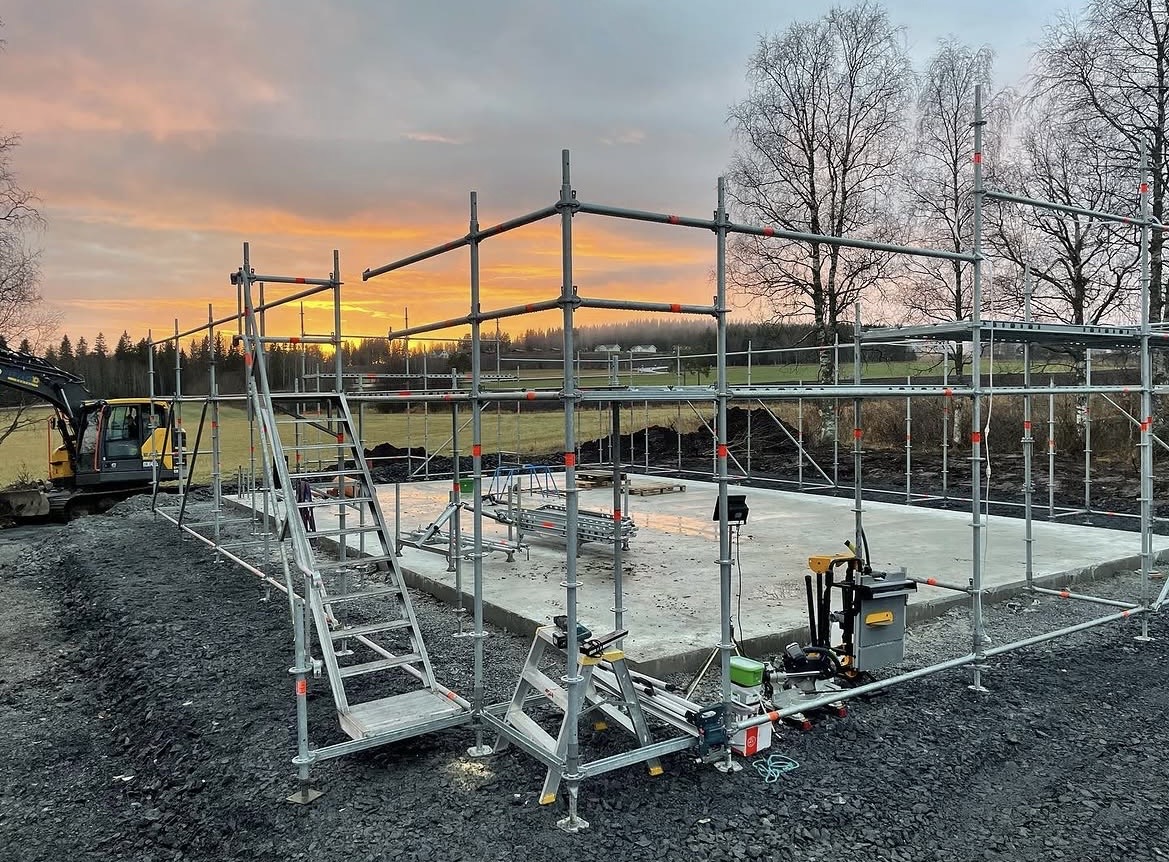 Grundarbete på Frösön – gjutform och betongarbete i skymning